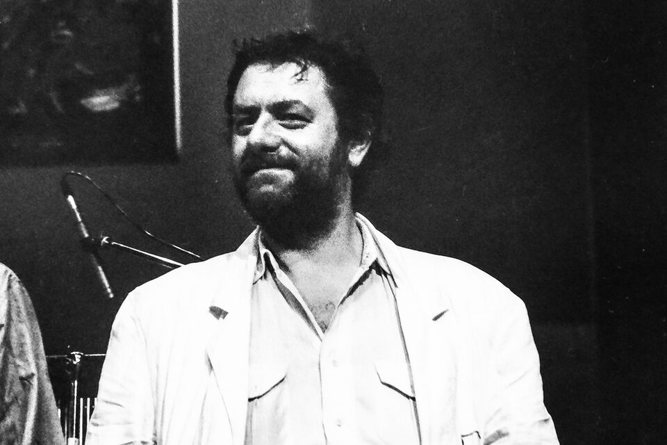 Harry Pepl lacht auf der Bühne des Jazzfestivals Amiens, Frankreich, im Mai 1987, helles Sakko, Blick nach rechts.