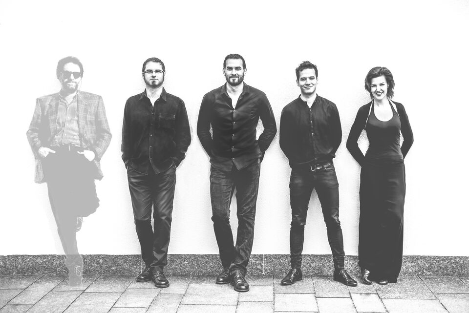 Schwarzweißes Gruppenbild: vier Musikerinnen und Musiker lehnen nebeneinander an einer weißen Wand, links davon steht als blasse, montierte Figur Harry Pepl (laut Cover der Doppel-CD).