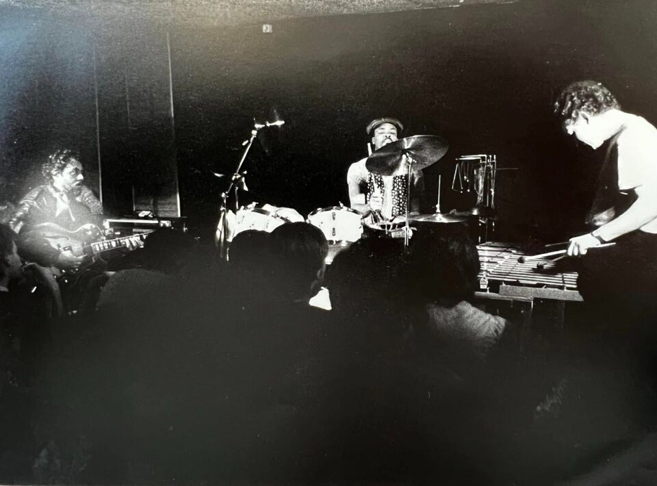Konzert beim steirischen herbst in New York am 15. Mai 1985: links Harry Pepl an der Gitarre, in der Mitte am Schlagzeug, laut Programm des steirischen herbst, Don Moye, rechts Werner Pirchner am Vibrafon.