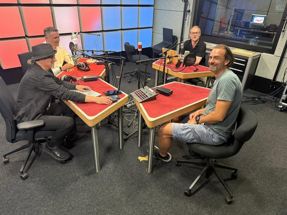 Dans le studio d'Ö1 (radio culturelle de l'ORF) en 2025, pour le 80e anniversaire de Harry Pepl et l'album « Live » : le présentateur jazz d'Ö1 Christian Bakonyi avec Daniel Pepl, Clemens Salesny et Martin Bayer.