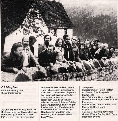 Page imprimée des années 1970 avec une photo du groupe devant un mur et la formation : trompettes Robert Demmer, Robert Politzer, Art Farmer, Ernst Lamprecht ; saxophones Hans Salomon, Hans Löw, Karl Drewo, Peter Klinger, Felix Hanusik ; trombones Garney Hicks, Charles Baker, Willi Meerwald, Roy Deuvall ; rythmique Fritz Pauer (piano), Harry Pepl (guitare), Wayne Darling (basse), Erich Bachträgl (batterie). Le texte date la fondation d'octobre 1971 et nomme Erich Kleinschuster comme fondateur.