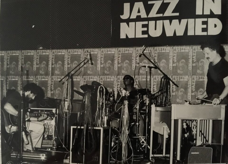 Auf der Bühne unter dem Banner „Jazz in Neuwied“: Harry Pepl an der Gitarre, Jack DeJohnette am Schlagzeug und Werner Pirchner am Vibrafon.