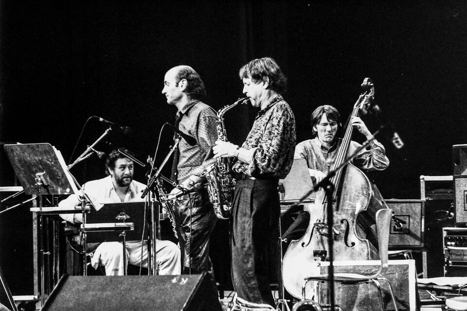 Jazzfestival Amiens, Frankreich, Mai 1987: links sitzend Harry Pepl mit der Gitarre, daneben zwei Saxophonisten und der Kontrabass. Laut Besetzung von „Men's Land“ Michel Portal, Dave Liebman und Jean-François Jenny-Clark.