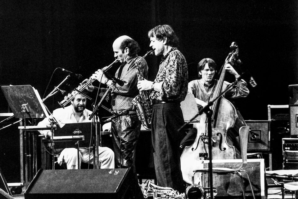 Jazzfestival Amiens, Frankreich, Mai 1987: Harry Pepl lächelnd mit der Gitarre, daneben zwei Bläser und der Kontrabass. Laut Besetzung von „Men's Land“ Michel Portal, Dave Liebman und Jean-François Jenny-Clark.