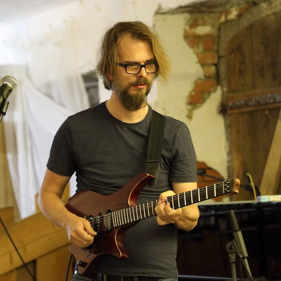 Alex Machacek mit seiner Kopflosgitarre beim INNtöne Jazzfestival 2019 in Diersbach, Österreich.
