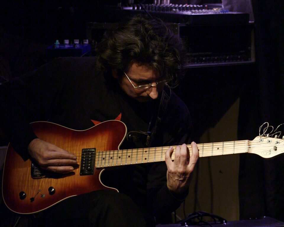 Andy Manndorff à la guitare électrique lors d’un concert au Blue Tomato à Vienne, Autriche, le 29 octobre 2008.