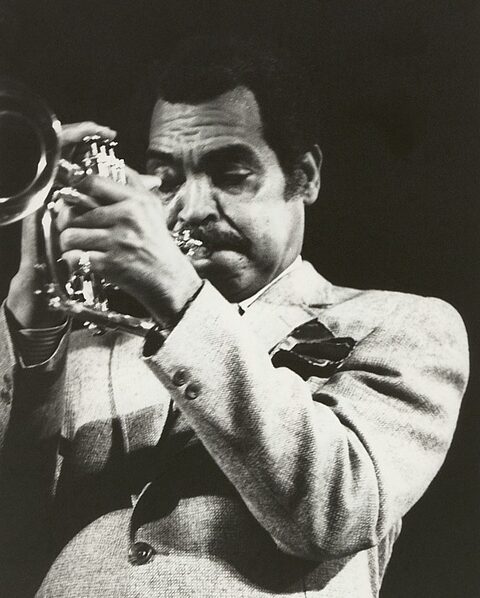 Art Farmer mit dem Flügelhorn, Schwarzweißfoto.