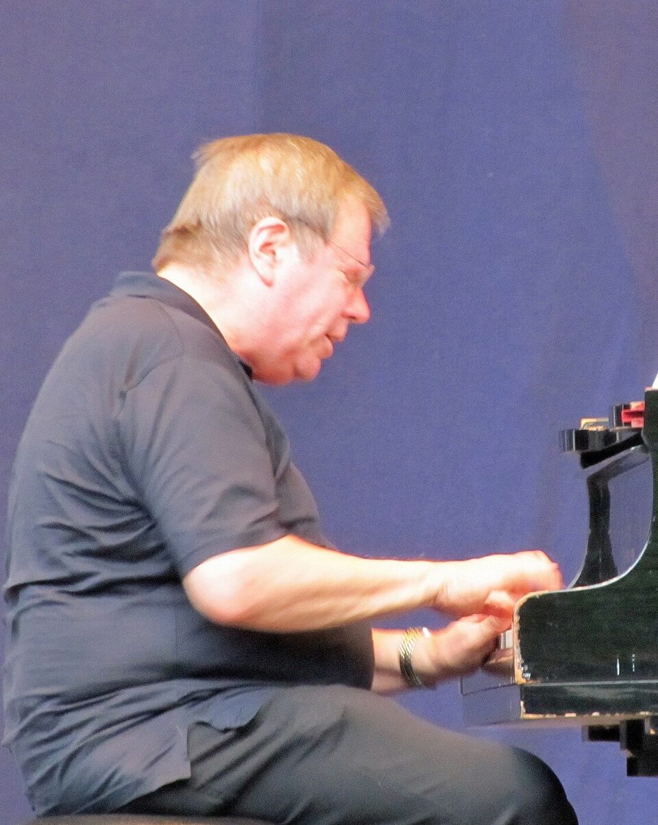 Bob Degen am Flügel mit der Gruppe Zitrone und Zimt im Palmengarten in Frankfurt am Main, Deutschland, 2010.