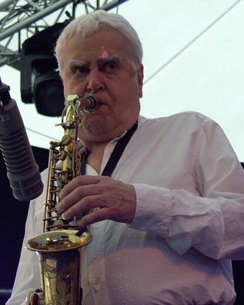 Charlie Mariano mit Altsaxophon bei Jazz an der Donau in Straubing, Deutschland, 2003.