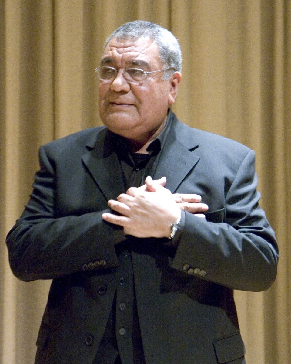 Dino Saluzzi mit vor der Brust gefalteten Händen bei einem Konzert, 2007.