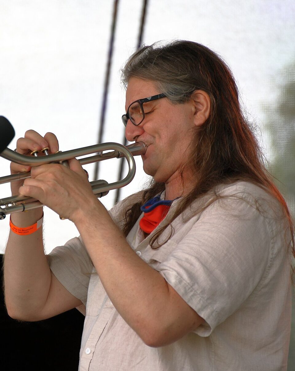 Franz Hackl mit der Trompete beim INNtöne Jazzfestival 2020 in Diersbach, Österreich.