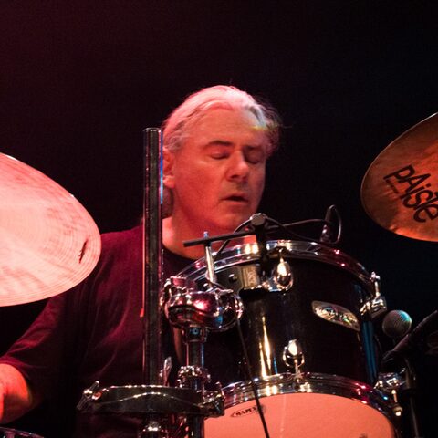 Fredy Studer am Schlagzeug beim Moers Festival 2012 in Moers, Deutschland.