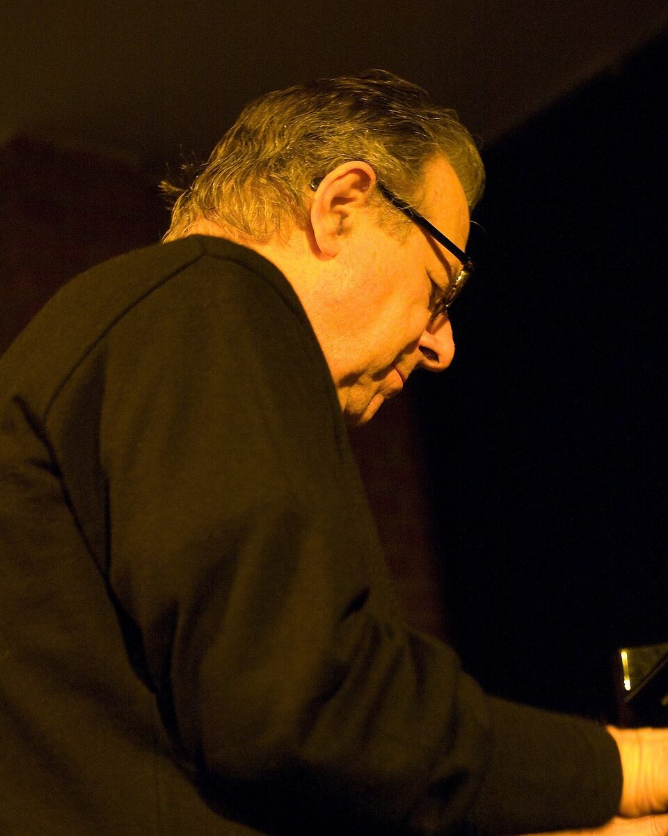 Fritz Pauer am Klavier im Jazzclub Unterfahrt in München, Deutschland, 2009.