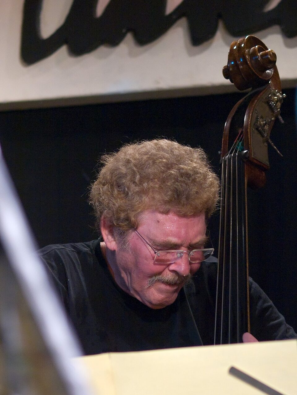 Günter Lenz am Kontrabass im Jazzclub Unterfahrt in München, Deutschland, 2009.