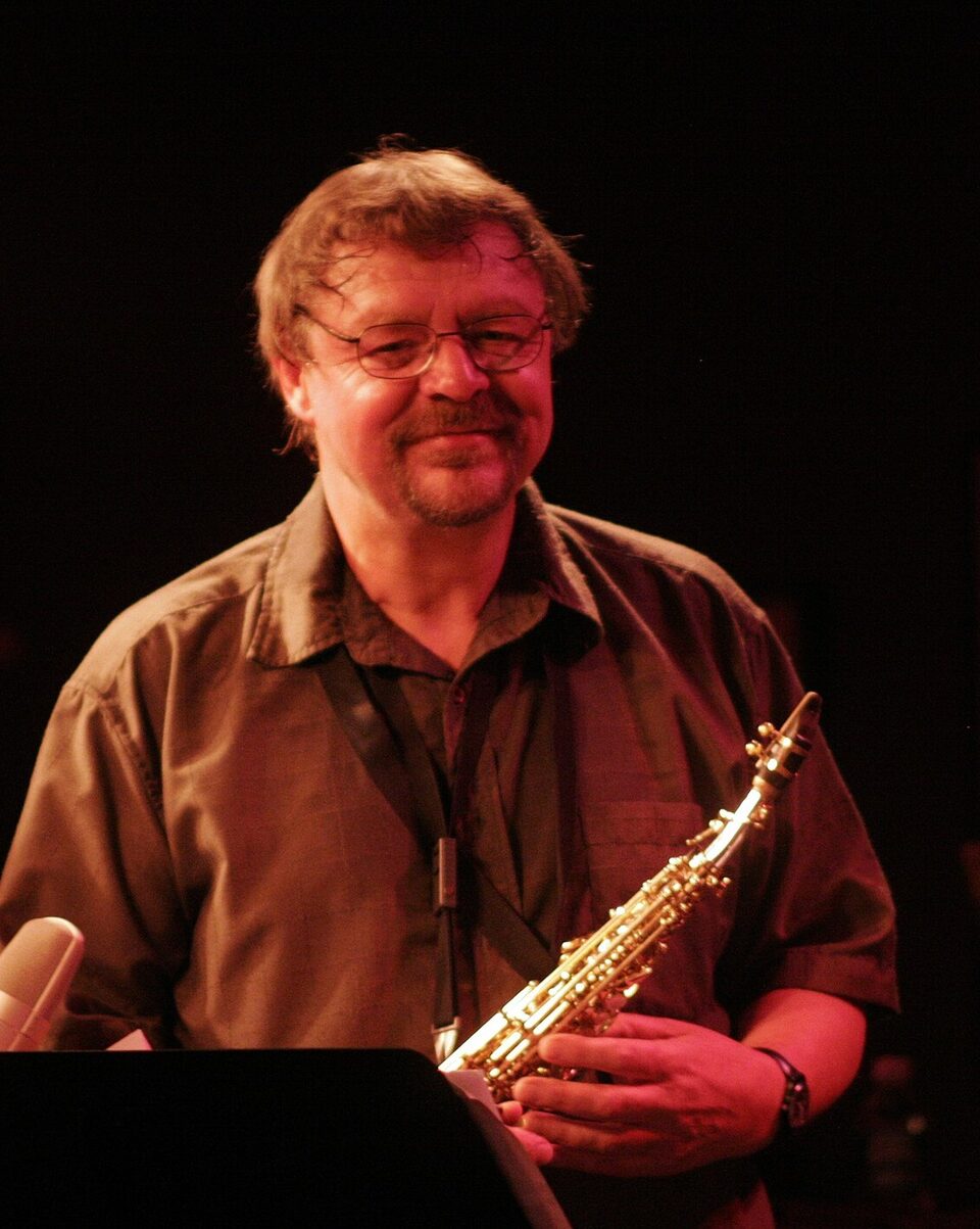 John Surman mit Sopransaxophon im Jazzclub Birdland in New York, USA, 2009.