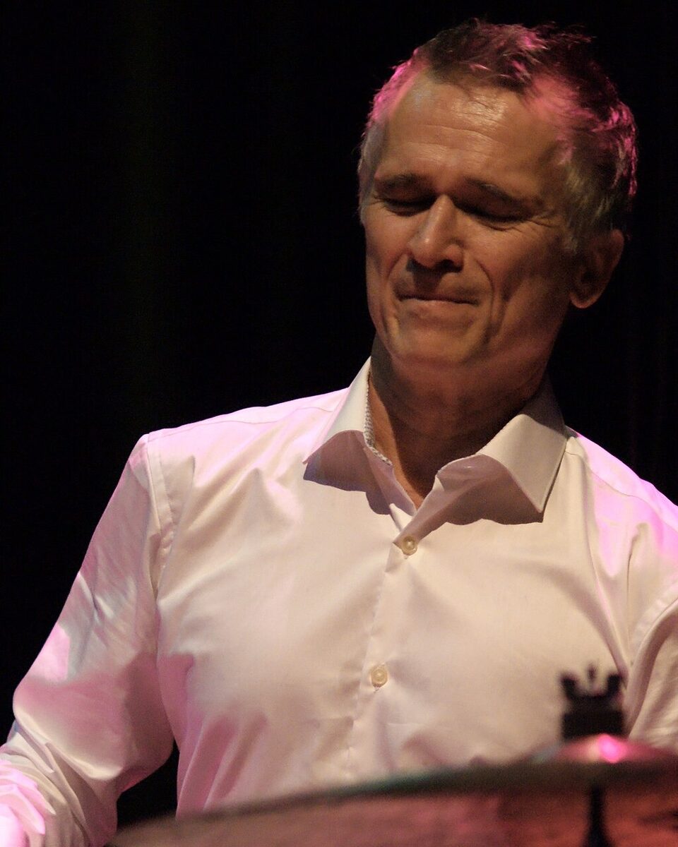 Joris Dudli à la batterie avec le Sonny Fortune Quintet à Rotterdam, Pays-Bas, 2013.