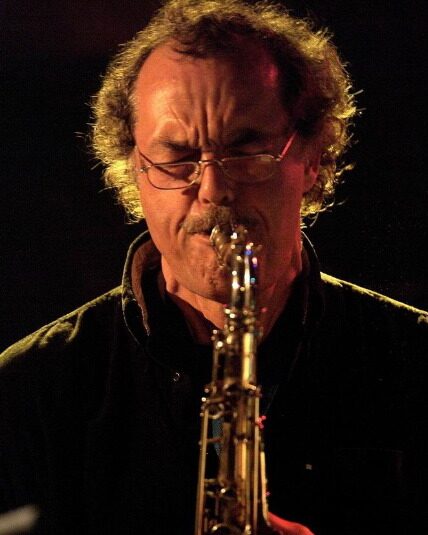 Karlheinz Miklin mit Saxophon bei einem Konzert, 2006.