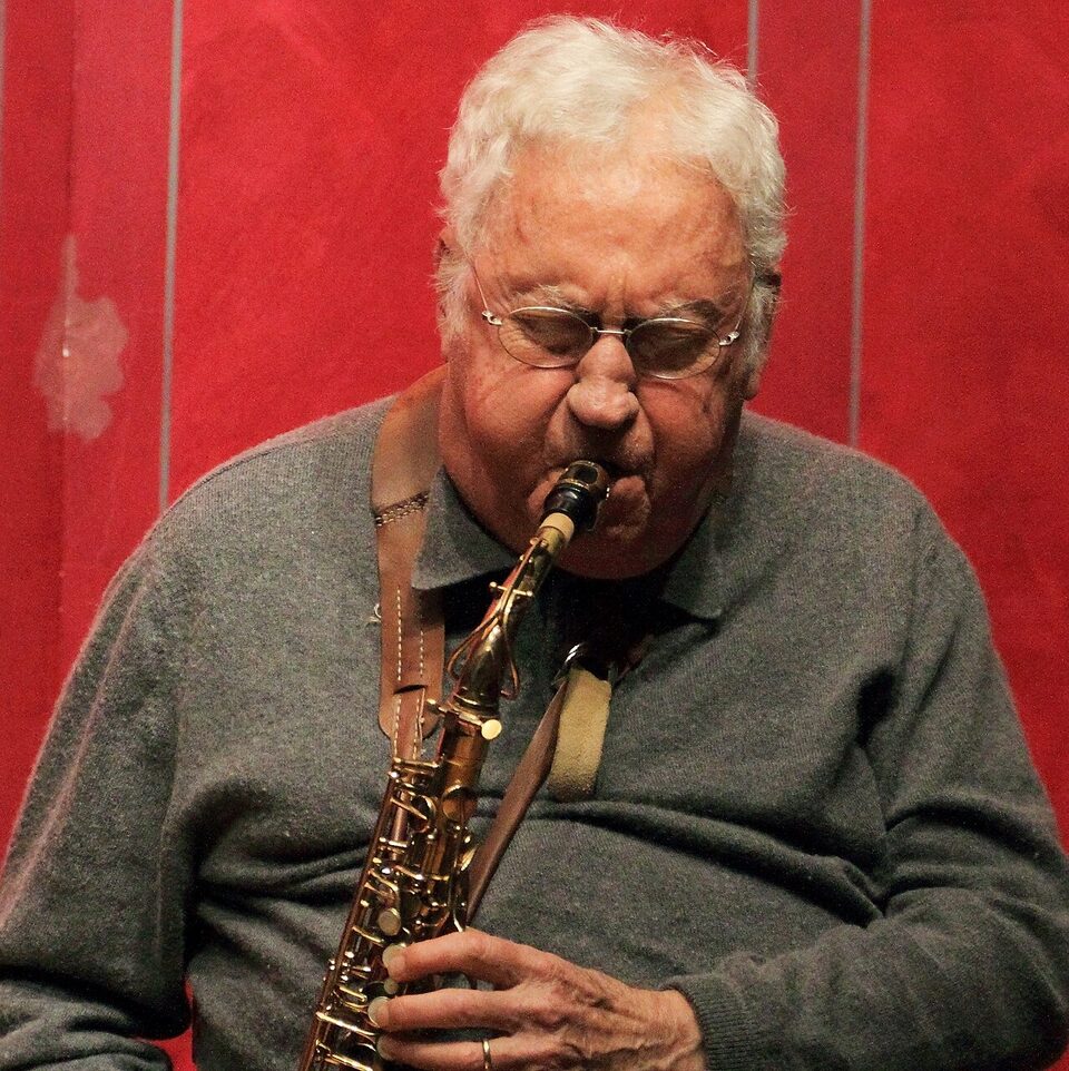 Lee Konitz mit Altsaxophon bei einem Konzert im Roten Saal des Deutschordensschlosses in Bad Mergentheim, Deutschland, 2015.