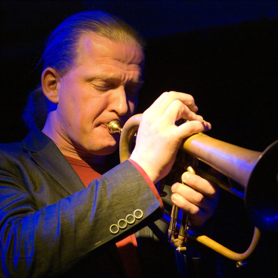 Lorenz Raab au bugle au club de jazz Unterfahrt à Munich, Allemagne.