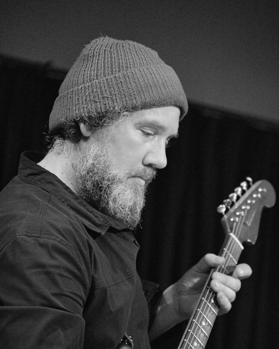 Martin Siewert, guitare et bonnet, lors d’un concert de Radian au Club W71, 2025.