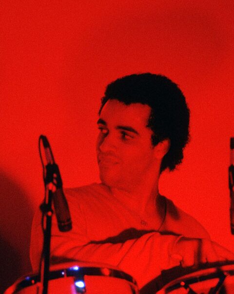 Mino Cinelu an den Congas mit der Band von Miles Davis im Palais des Congrès in Paris, Frankreich, 1983.