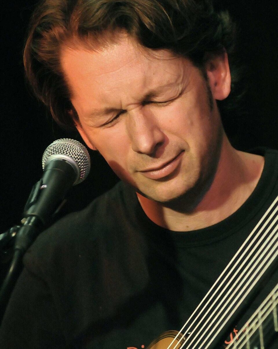 Peter Havlicek à la guitare lors d’un concert, 2014.