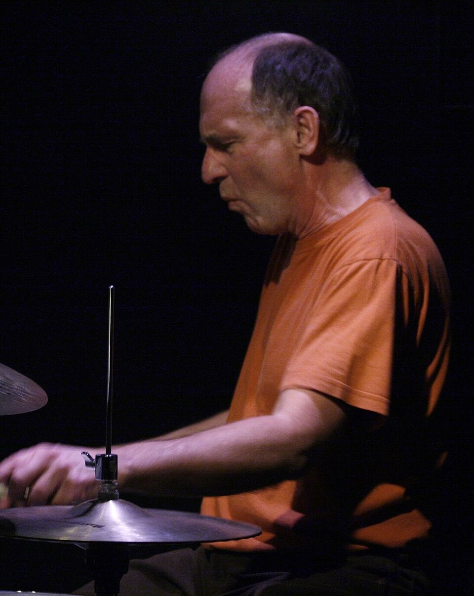 Wolfgang Reisinger am Schlagzeug im Blue Tomato in Wien, Österreich, 2008.