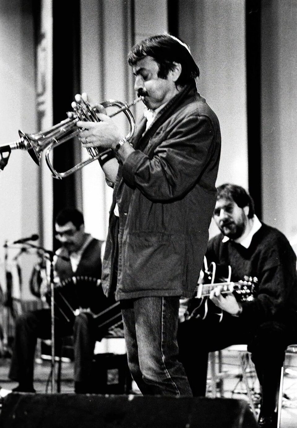In Linz, Austria, in October 1986: in front Enrico Rava on flugelhorn, behind him Dino Saluzzi on bandoneon (left) and Harry Pepl on guitar (right). The album “Volver” was recorded the same month at Tonstudio Bauer in Ludwigsburg, Germany.