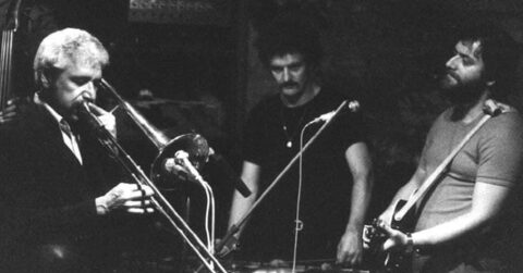 Sur la scène d’un club de jazz à Vienne (Autriche), selon Daniel Pepl probablement au Jazzland près de Schwedenplatz (Franz-Josefs-Kai, depuis 1972) : à gauche le tromboniste américain Frank Rosolino, au centre Werner Pirchner, à droite Harry Pepl à la guitare. Rosolino est mort en novembre 1978 ; la photo a donc été prise entre 1975, début de la collaboration de Pepl et Pirchner, et 1978. La chronologie de Werner Pirchner cite Rosolino parmi les musiciens avec lesquels il a joué.
