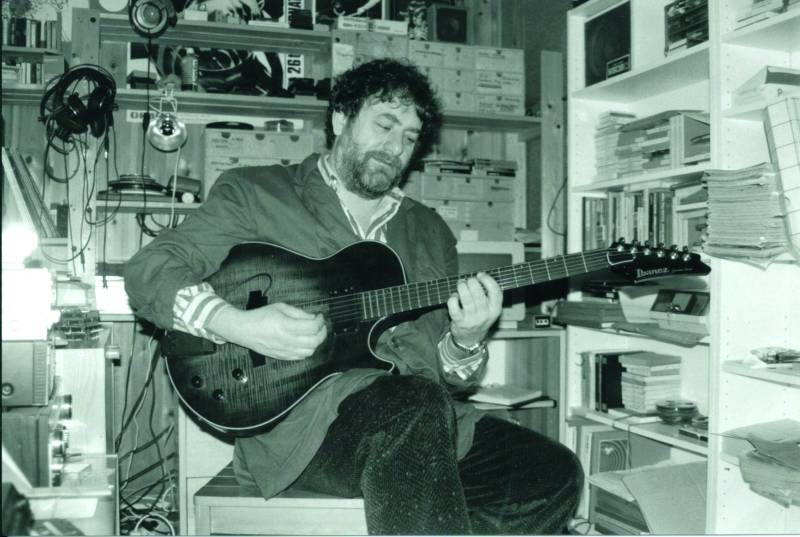 Harry Pepl in seinem Tonstudio in Hernstein, Niederösterreich, mit seiner MIDI-Gitarre. Fotocredit: Fullmax Recordings, 2020