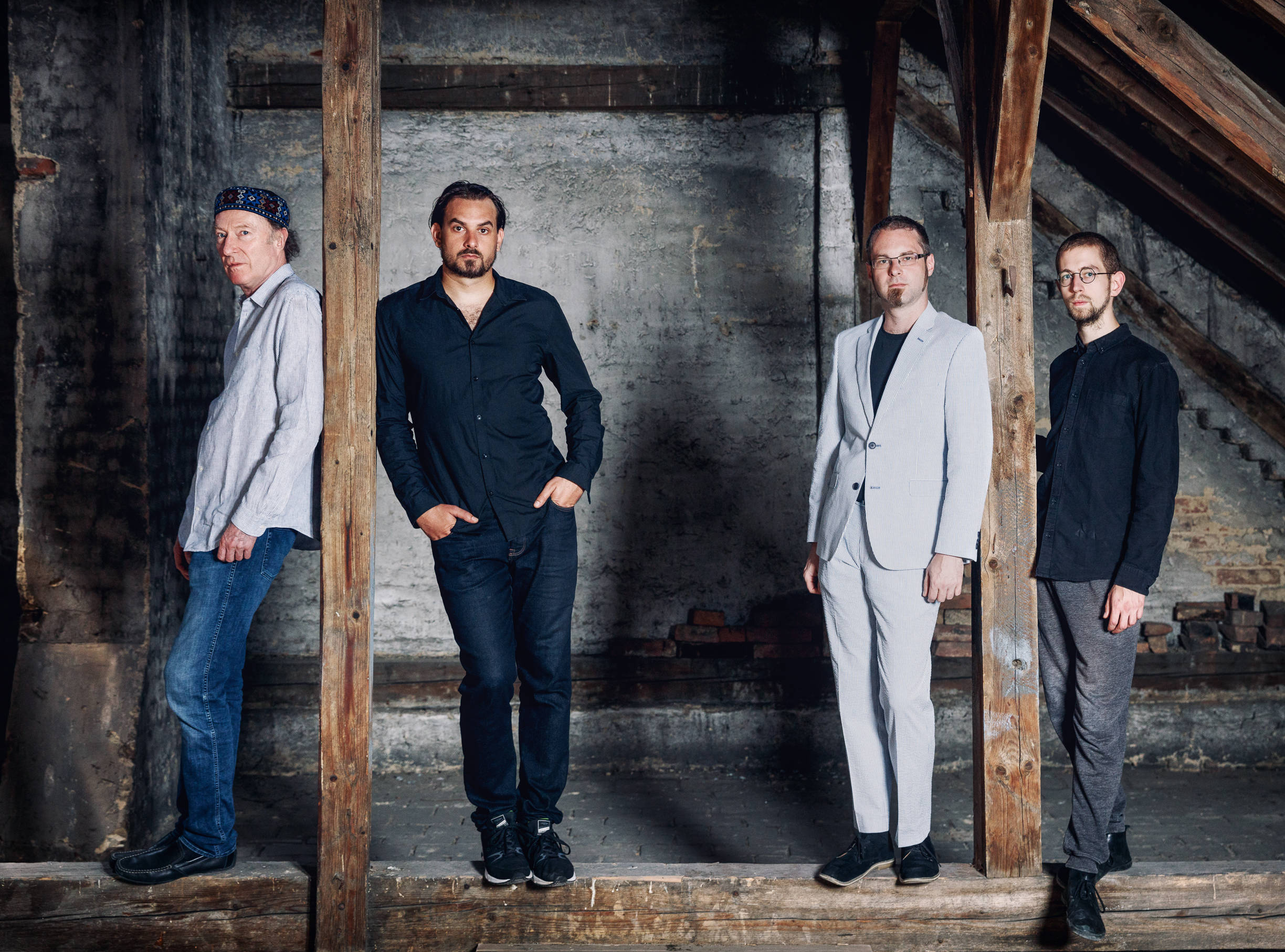 v.l.n.r.: von links nach rechts: Andi Schreiber (Violine), Martin Bayer (Gitarre), Clemens Salesny (Saxofon), Valentin Duit (Schlagzeugt). Fotocredit: Maria Frodl, 2018