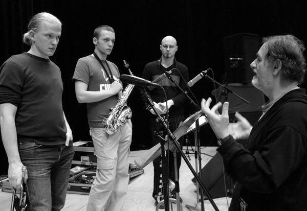 Probe beim Salzburger Jazzherbst 2004. Von links nach rechts: Lorenz Raab (Trompete), Wolfgang Schiftner (Saxofon), Clemens Salesny (Saxofon), Harry Pepl. Fotocredit: Rainer Rygalyk, 2004